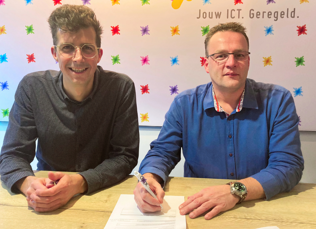 Jan Willem Plokkaar van Holm en Tonny Westbroek van XIXO ondertekenen het contract