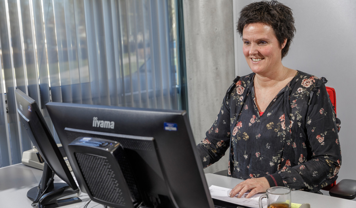 Medewerkster Sovak achter de computer
