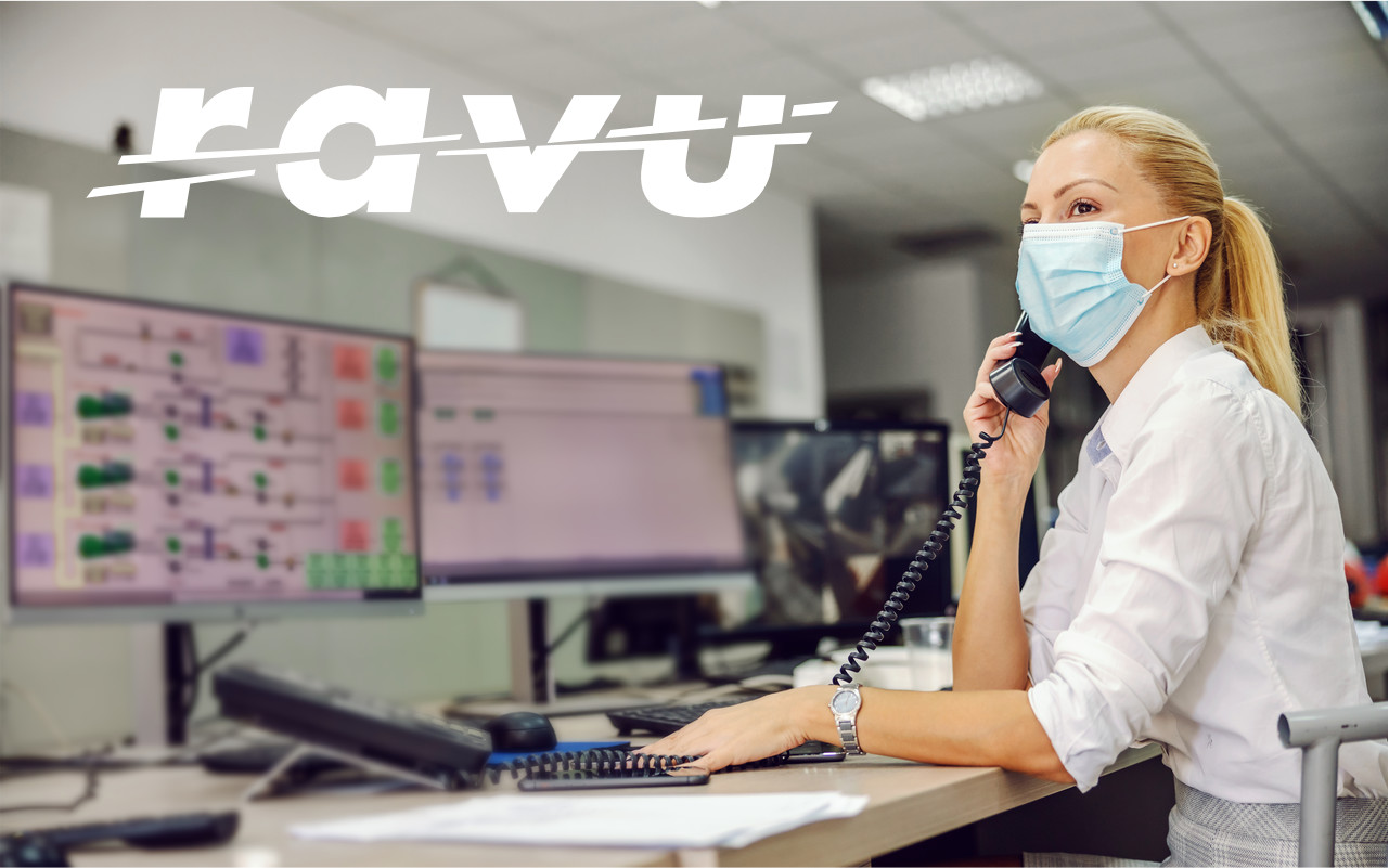 RAVU - medewerker helpdesk aan de telefoon