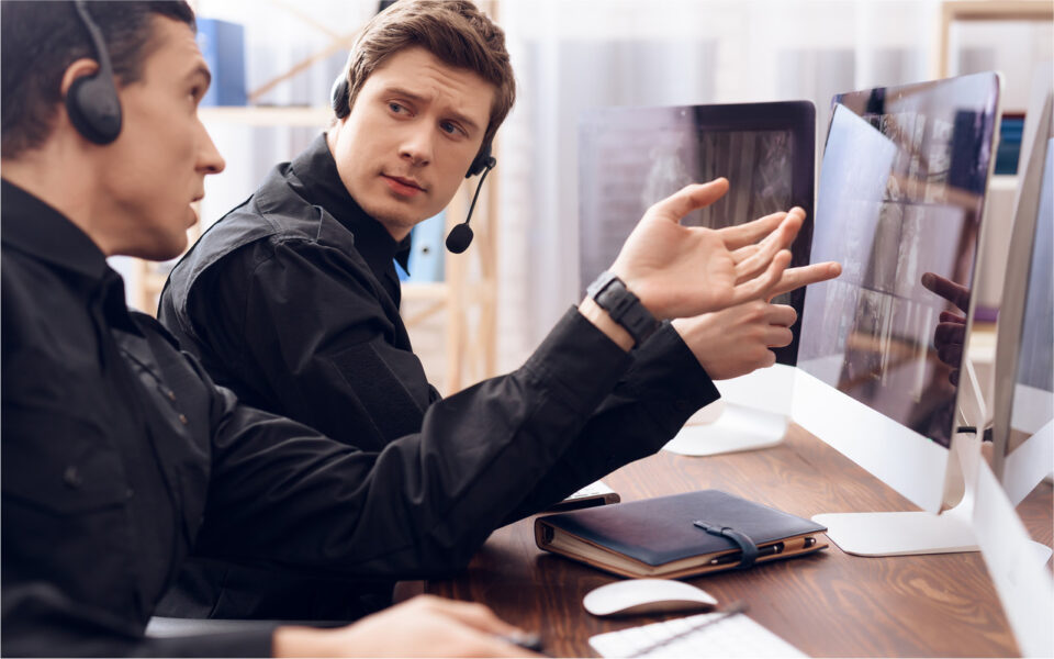 Twee IT-medewerkers bespreken bij een computerscherm