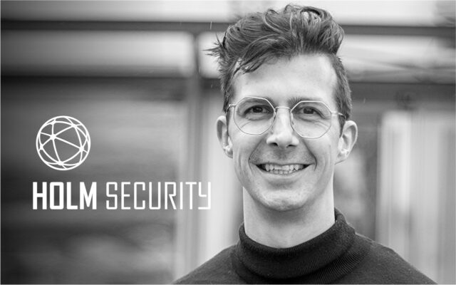 Portretfoto van Jan Willem Plokkaar met daaroverheen het logo van Holm Security)