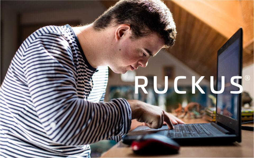 Jonge man met Down syndroom werkt op computer