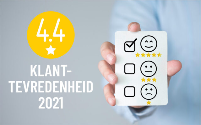 foto van man met kaartje met lachend, neutraal en boos getekend gezichtje