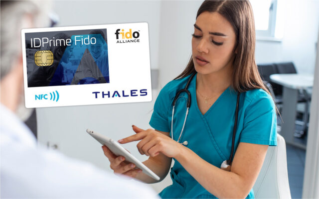 Verpleegster werkt met tablet in ziekenhuis