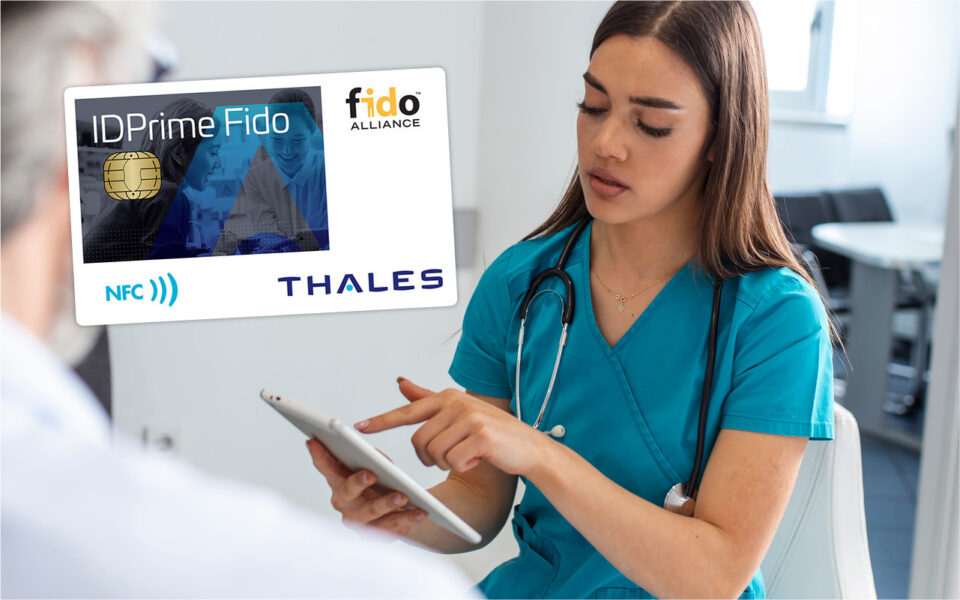 Verpleegster werkt met tablet in ziekenhuis
