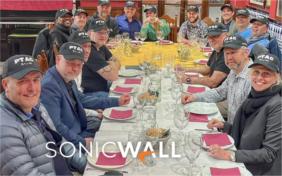 Mensen van SonicWall en XIXO aan een gedekte tafel in een restaurant