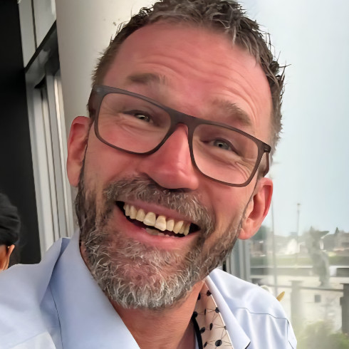 Ramon Bakker: lachende man met baard