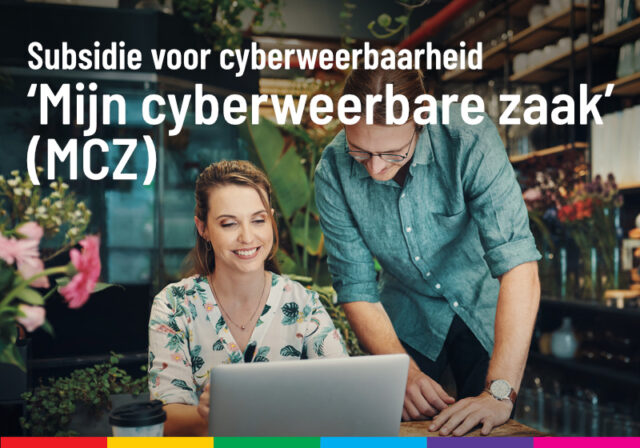 Man en vrouw kijken naar beeldscherm laptop in kleine winkel