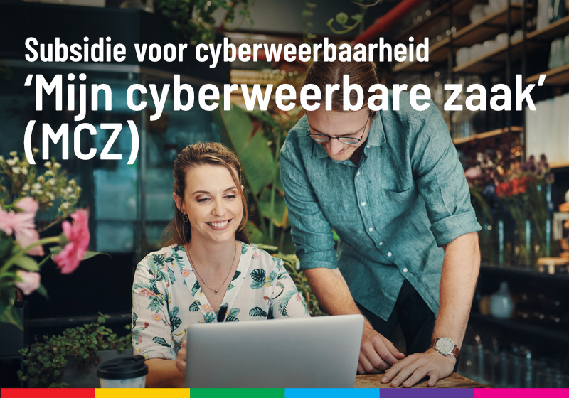 Man en vrouw kijken naar beeldscherm laptop in kleine winkel