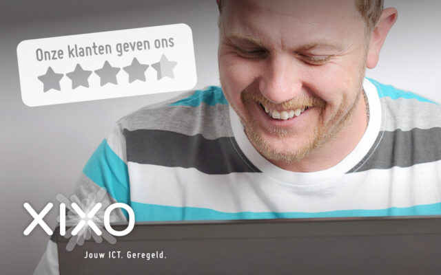Man kijkt lachend naar het beeldscherm met daarop een stempel met 4,5 sterretjes