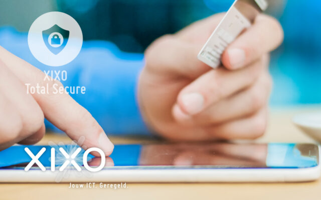 close up van iemand die credit card gegevens invult op een tablet
