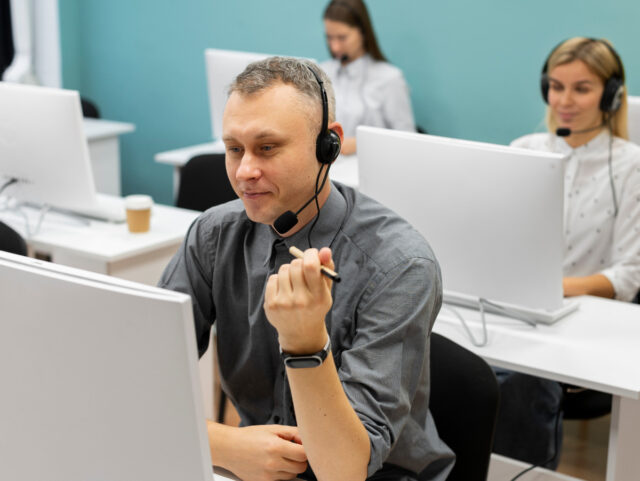 helpdesk-medewerker met headset