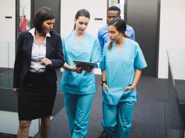 groep medisch personeel kijkt naar tablet