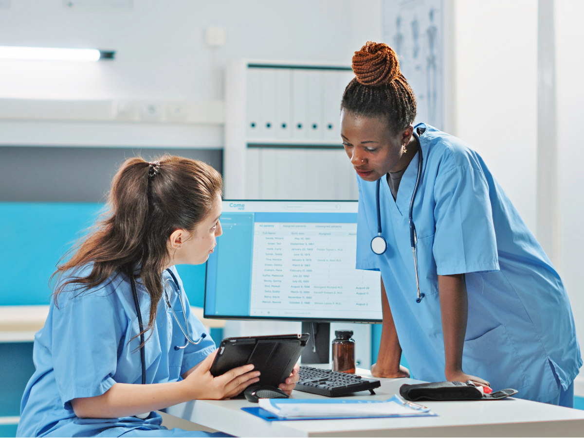 medisch personeel overlegt met tablet