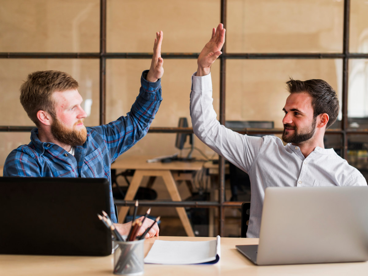 XIXO-twee-jonge-medewerkers-geven-high-five