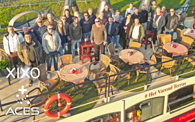 Het team van XIXO en ACES IT samen op de boot; groep mensen in de avondzon op het dek van een rondvaartboot