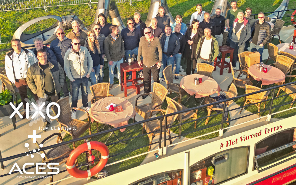 Het team van XIXO en ACES IT samen op de boot; groep mensen in de avondzon op het dek van een rondvaartboot