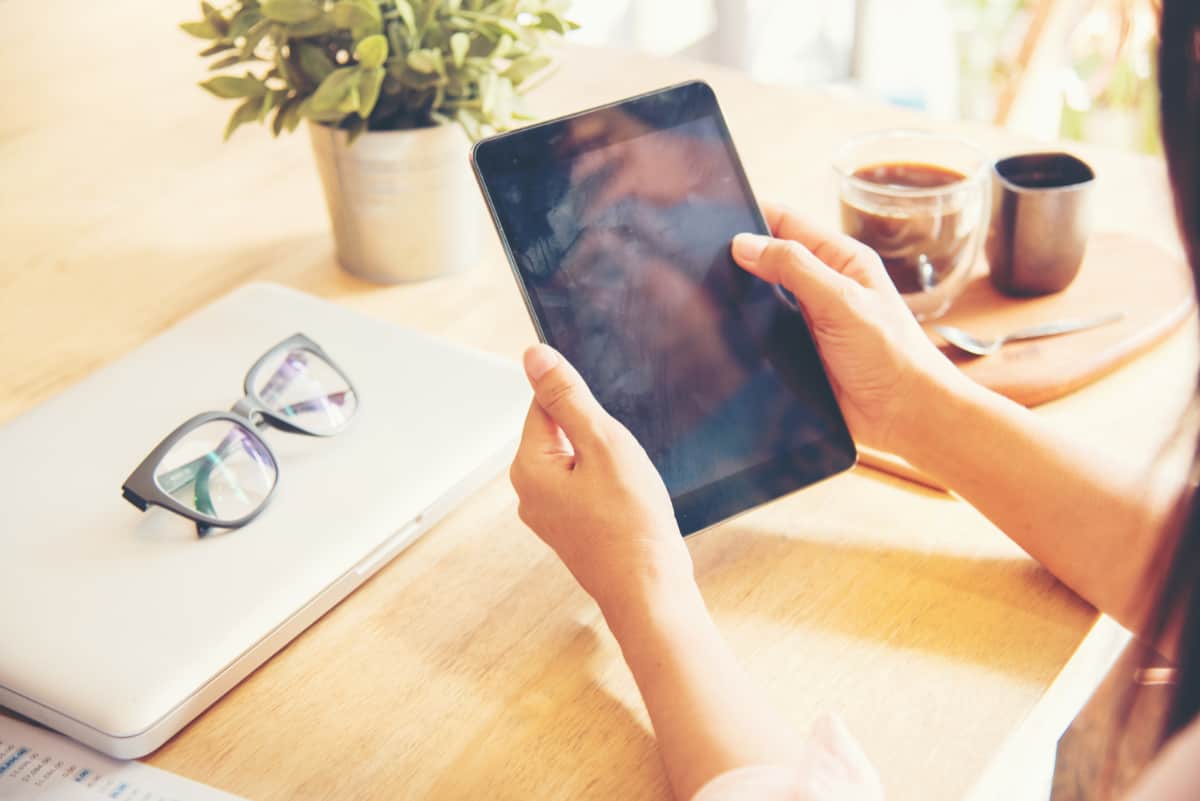 Vrouw kijkt op tablet - uitsnede